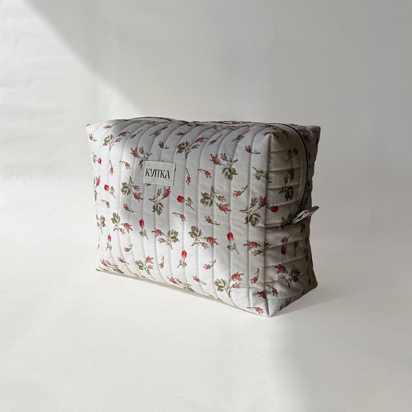 Large-size of quilted makeup bag from the Bell Pivoines collection, angled to the right view on a soft white background.