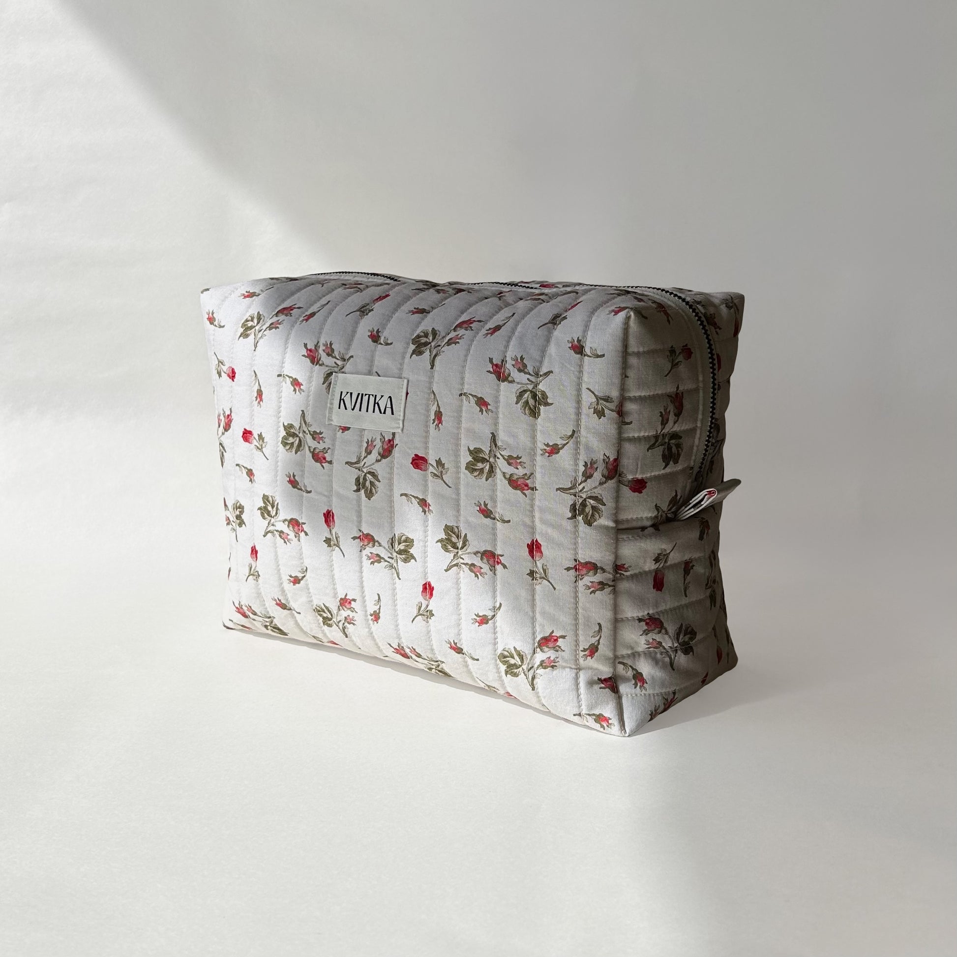 Large-size of quilted makeup bag from the Bell Pivoines collection, angled to the right view on a soft white background.