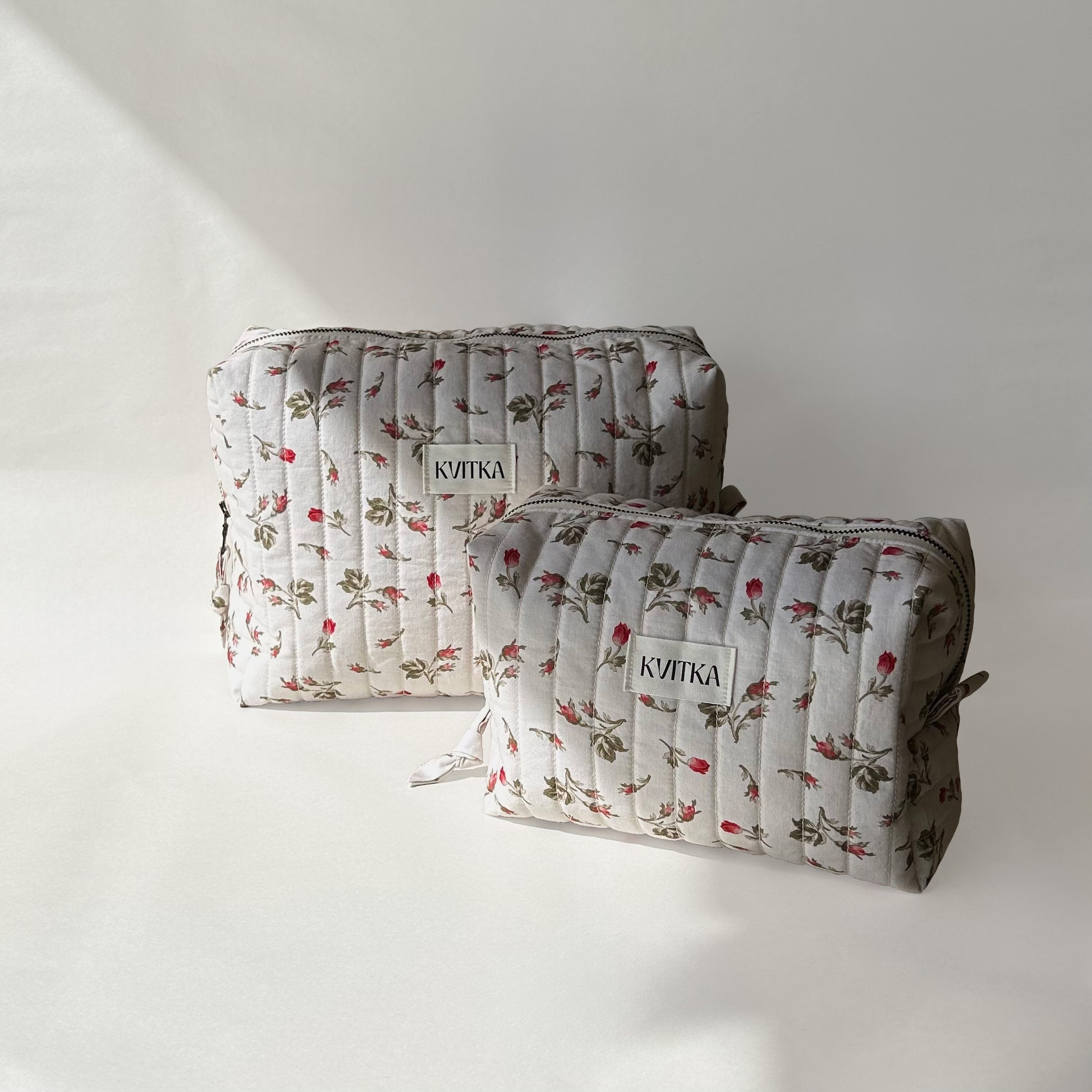 Large and medium-sizes of quilted makeup bags from the Bell Pivoines collection, displayed front-on view on a soft white background.